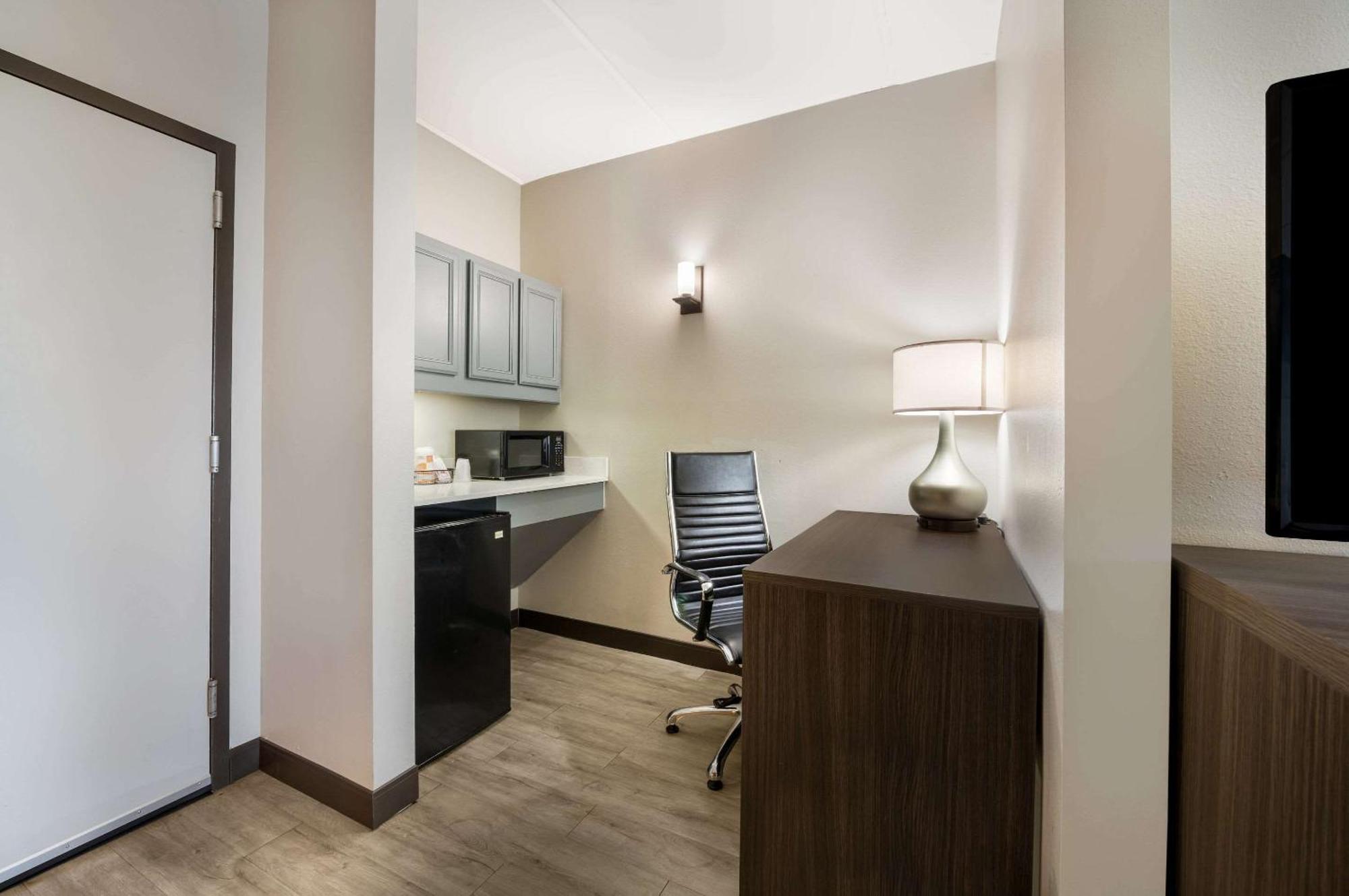 Comfort Suites Northlake Huntersville Exterior photo